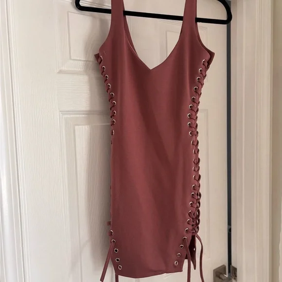 Tobi Mauve Lace-Up Bodycon Mini Dress - Picture 3 of 6